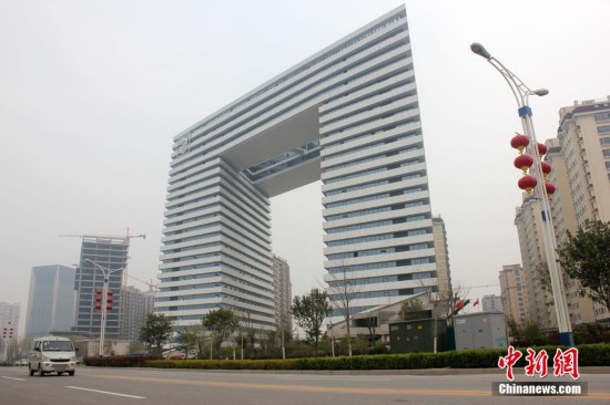 河南板凳大楼造型奇葩 鹤壁市“9+1”重点工程跨路而建