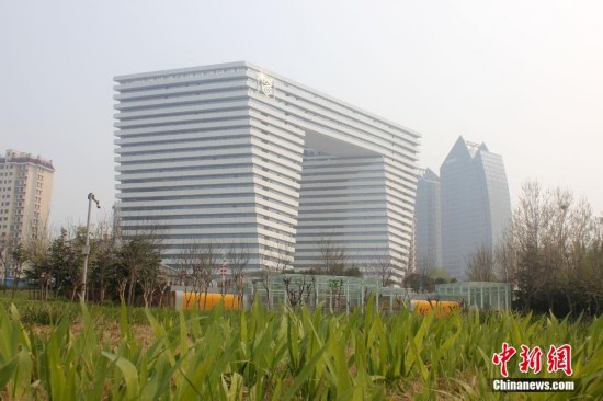 河南板凳大楼造型奇葩 鹤壁市“9+1”重点工程跨路而建