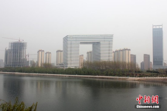 河南板凳大楼造型奇葩 鹤壁市“9+1”重点工程跨路而建