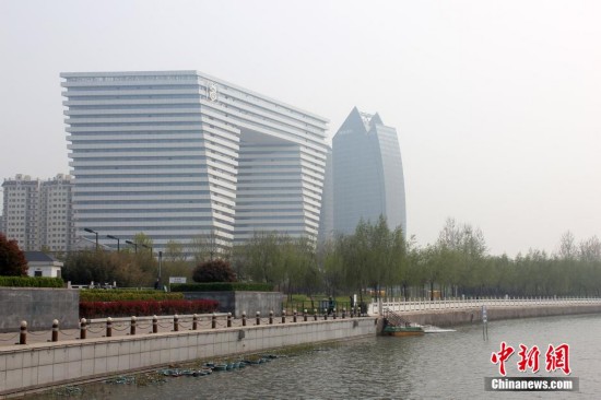 河南板凳大楼造型奇葩 鹤壁市“9+1”重点工程跨路而建