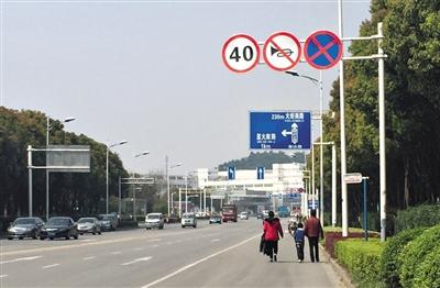 南京虐童养母被提请批捕 生母前往检察院求情