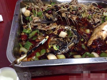 四川市民吃烤鱼吃出中性笔 发微博曝光反被乱骂