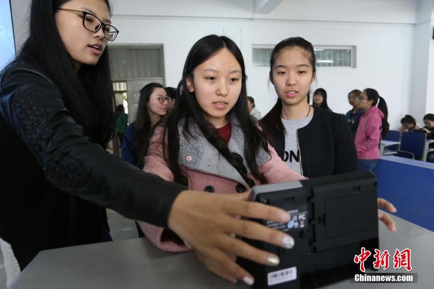 河南大学生刷脸上课 被老师称为“防逃课神器”出勤率达百分之百