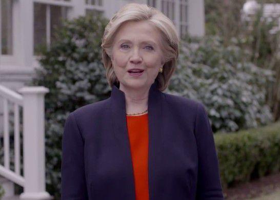 希拉里竞选总统视频曝光 身穿黑色套装拉选票