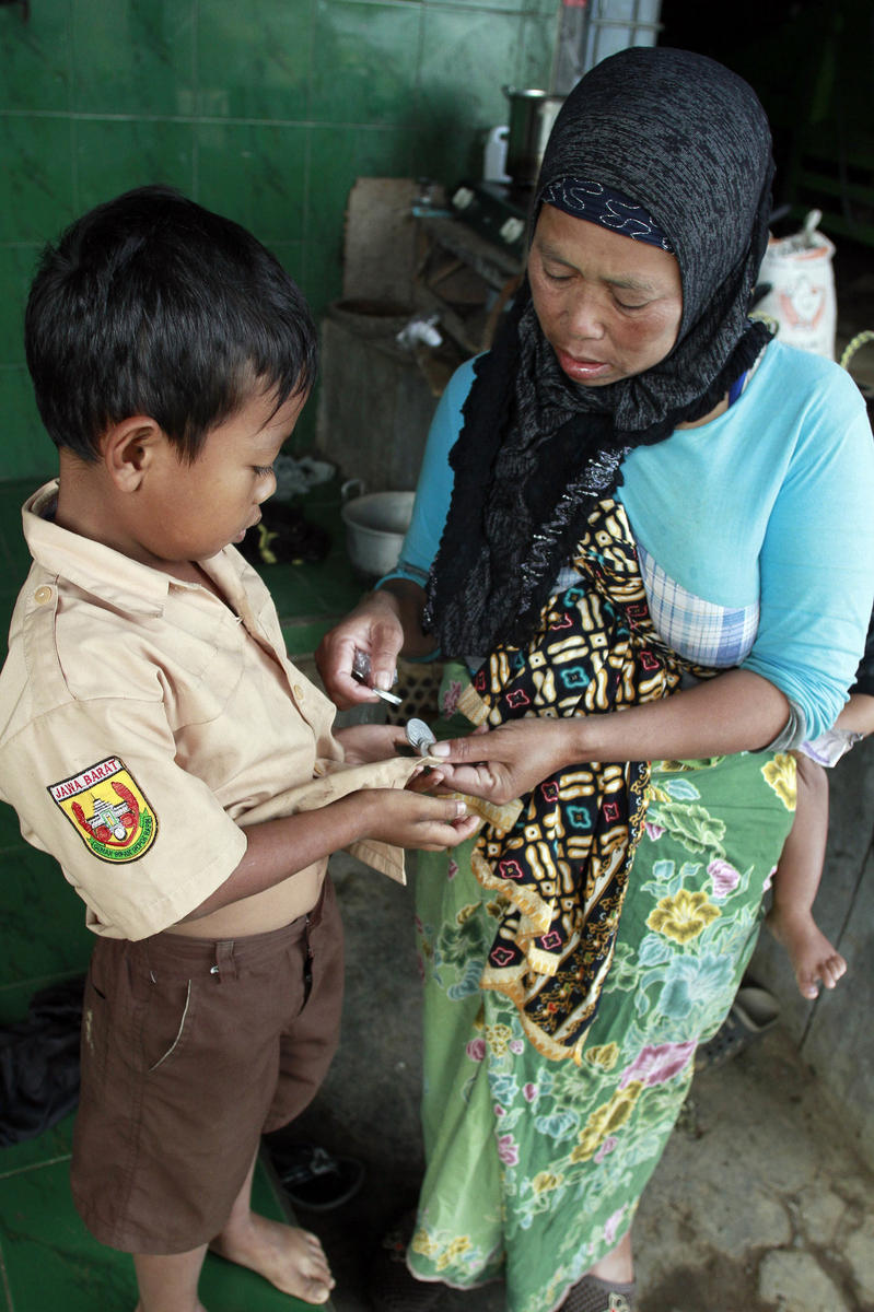 印尼7岁男童吸烟近四年 每天吸烟十余根 (图)