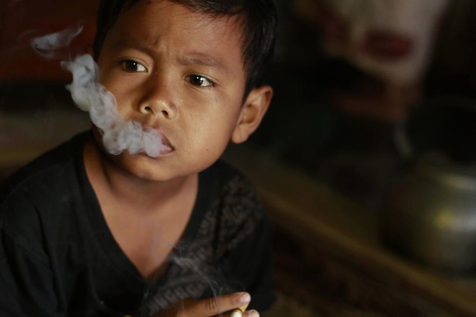 印尼7岁男童吸烟近四年 每天吸烟十余根 (图)