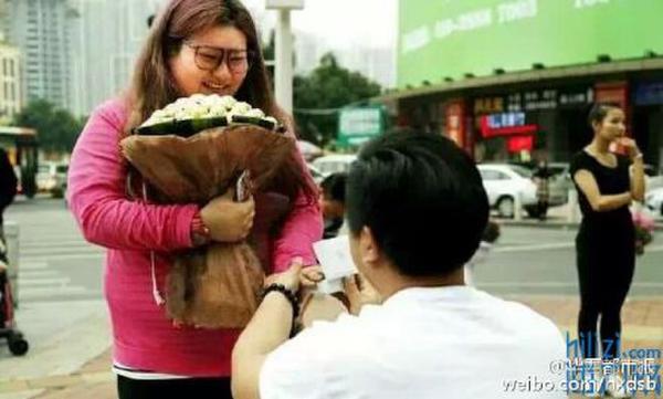 男子把女友养肥求婚 网友：吃货的真爱啊！