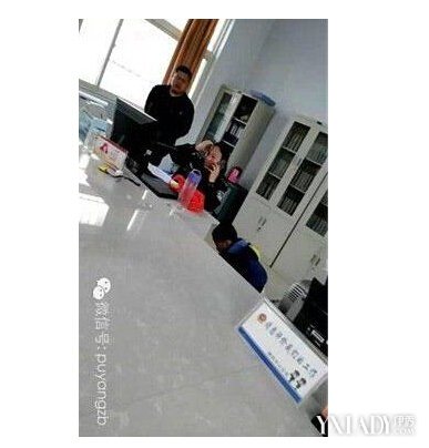女警吃零食说脏话