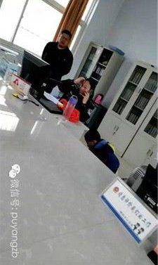 河南一女警吃零食说脏话 带着孩子来上班办事群众放一边