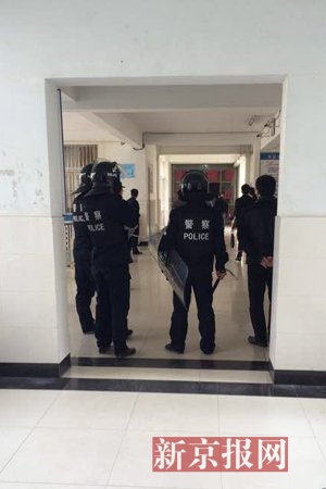 安徽工大一男子校内持刀劫持女生 已被警方控制