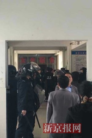 安徽工大一男子校内持刀劫持女生 已被警方控制