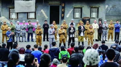 草根演员扮鬼子4年 “死”6000次曾经遭游客殴打