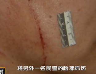 两姐妹<a href='http://www.bjxxg.cn/news/beijing/' target='_blank'><u>北京</u></a>地铁内暴打警察 按头抬膝猛撞腹部