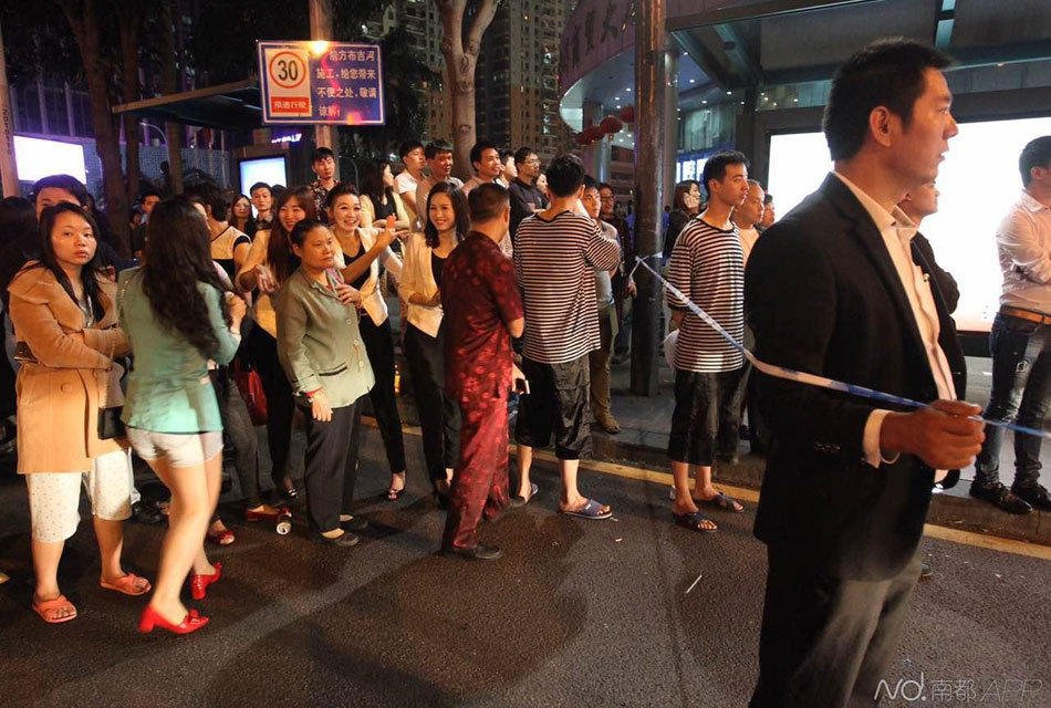 深圳一桑拿中心外墙起火 上百女技师街上避难