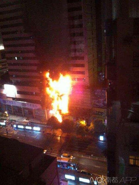 深圳一桑拿中心外墙起火 上百女技师街上避难