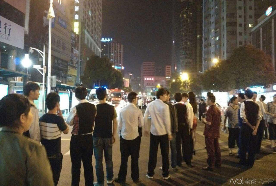 深圳一桑拿中心外墙起火 上百女技师街上避难
