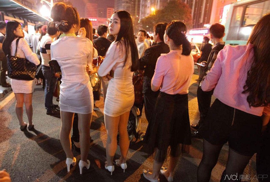 深圳一桑拿中心外墙起火 上百女技师街上避难