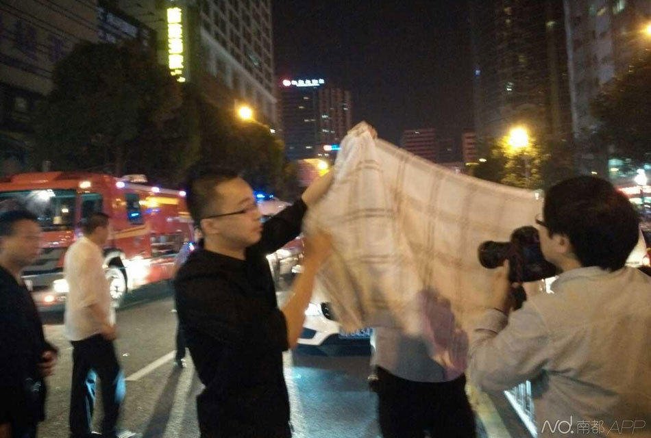 深圳一桑拿中心外墙起火 上百女技师街上避难