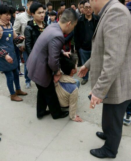 泗县二中开发商狂殴初中生 持续打了约20分钟