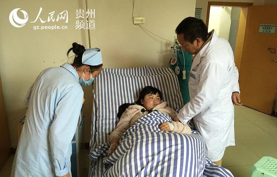 图为躺在病床上的曹羽正在接受身体检查