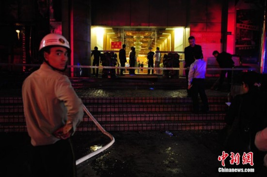 深圳桑拿中心起火 疑因休闲超市外墙广告牌着火