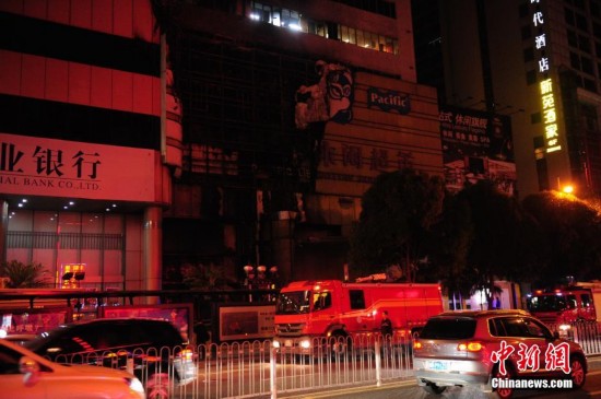 深圳桑拿中心起火 疑因休闲超市外墙广告牌着火