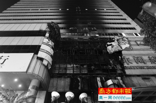 广东深圳桑拿中心起火现场图曝光 超市外墙霓虹灯广告牌着火焚毁【图】