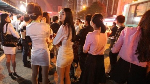 广东深圳桑拿中心起火现场图曝光 超市外墙霓虹灯广告牌着火焚毁【图】