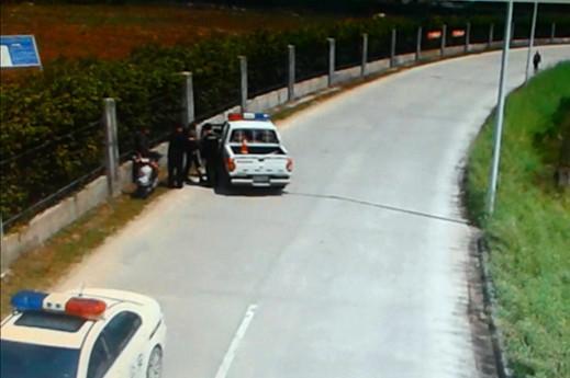 民警路遇老人摔倒下车帮扶被冤 调监控证明清白