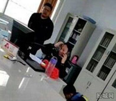 女警吃零食说脏话