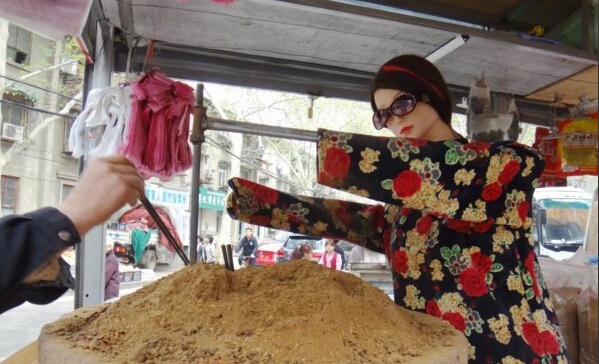 郑州街头现“美女机器人”磨十三香