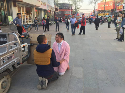 河北廊坊：为救男友一女孩街头卖拥抱 1分钟10元