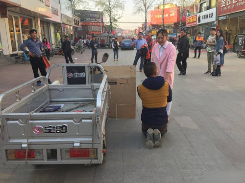 河北廊坊：为救男友一女孩街头卖拥抱 1分钟10元