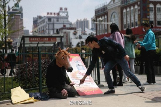 父亲为救子街头扮马让人骑：多人捐款 无人真骑