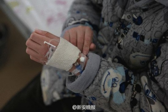 父亲为救子街头扮马让人骑：多人捐款 无人真骑