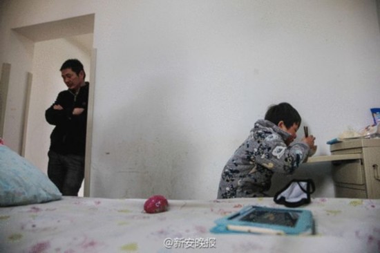 父亲为救子街头扮马让人骑让人心酸 天下父母心