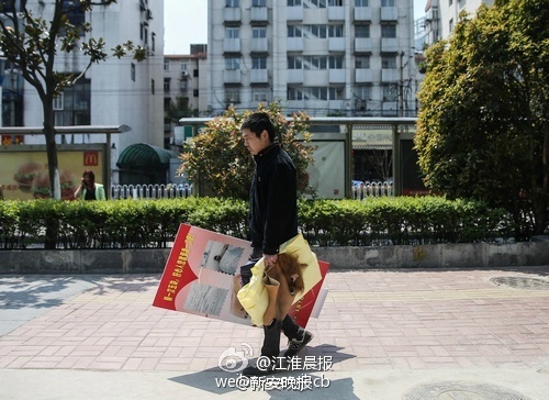父亲为救子街头扮马让人骑让人心酸 天下父母心