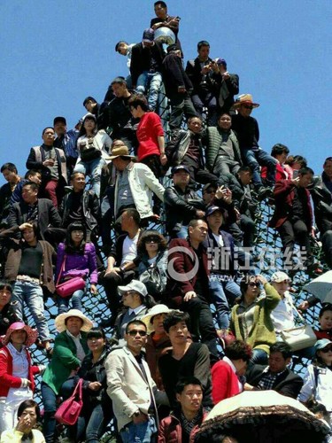 事发前许多人爬上户外拓展用的网架看演出