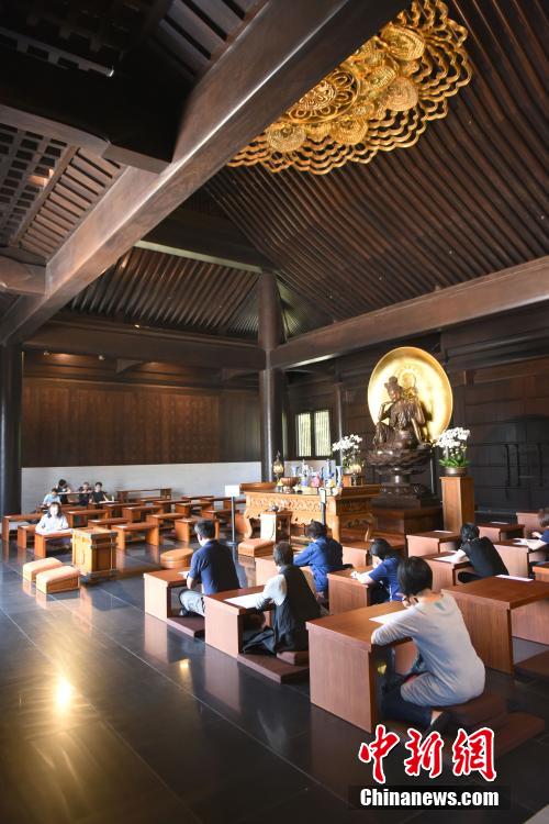 李嘉诚15亿建寺庙内景曝光 香客衣着不庄重不得入内