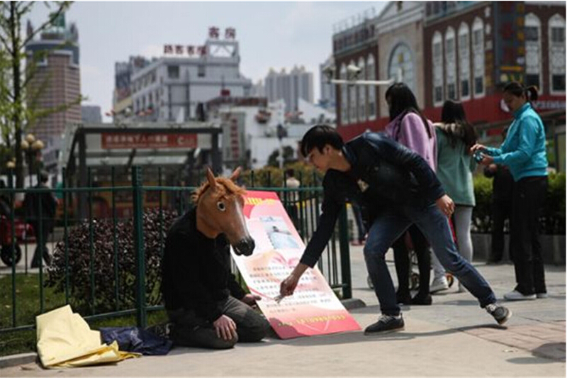 合肥父亲救子扮马让人骑 有人捐款无人骑