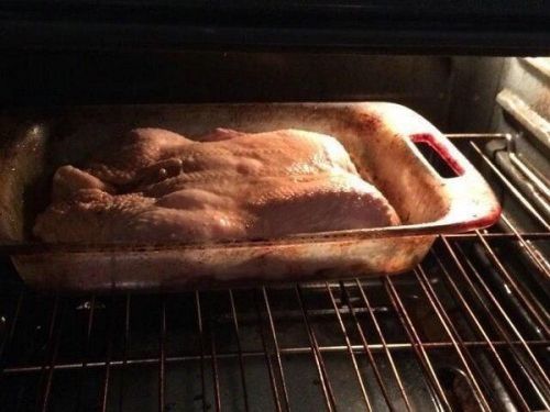 医学生炖鸡照网络爆红 靠解剖功底将鸡脱骨