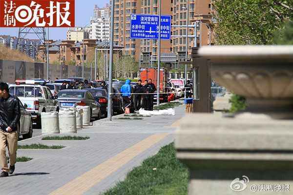 <a href='http://www.bjxxg.cn/news/beijing/' target='_blank'><u>北京</u></a>一女子当街被割喉凶手似职业杀手 保安目睹割喉案血腥场面
