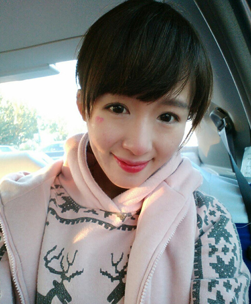 超级演说家安然走红网络 被赞最美光头美女