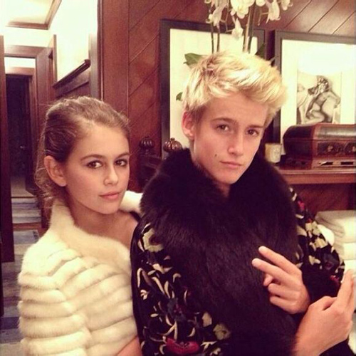 辛迪克劳馥儿子女儿新照曝光 网友感叹基因强大