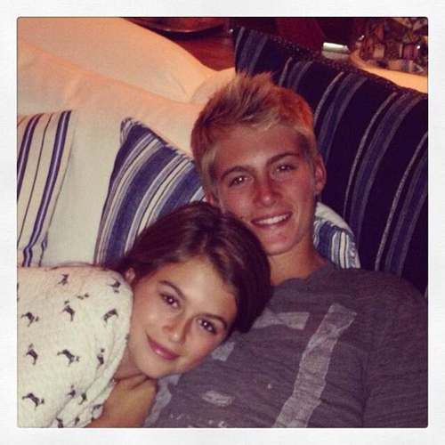 辛迪克劳馥儿子女儿新照曝光 网友感叹基因强大