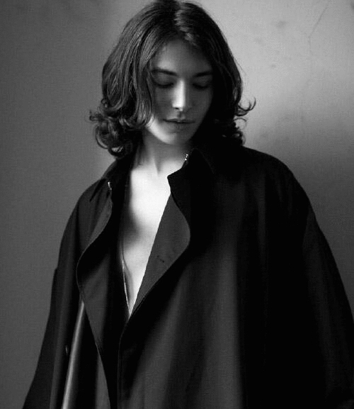 壁花少年埃兹拉·米勒个人资料 出演电影版闪电侠