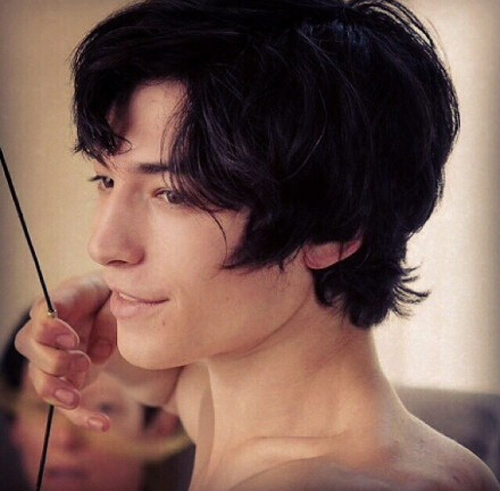 壁花少年埃兹拉·米勒个人资料 出演电影版闪电侠