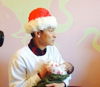 刘德华带女儿幼儿园面试 疼爱有加被赞好爸爸