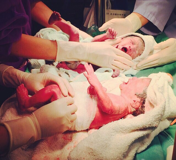 范玮琪顺利产子 老公陈建洲晒双胞胎儿子照片