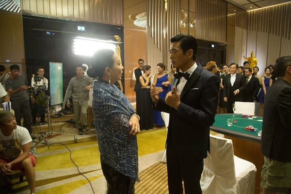 刘嘉玲周润发水中激吻 隔20年再演情侣紧张